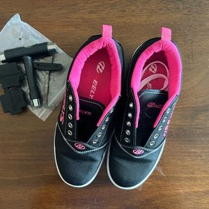 Heelys children’s/kids roller tennis shoes 💕🔥😍